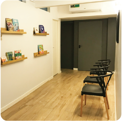 Sala de espera del consultorio de endocrinología infantil — ambiente acogedor y profesional para familias