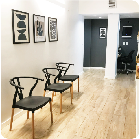 Área de consulta del consultorio de endocrinología infantil — equipada para evaluación médica especializada en pediatría